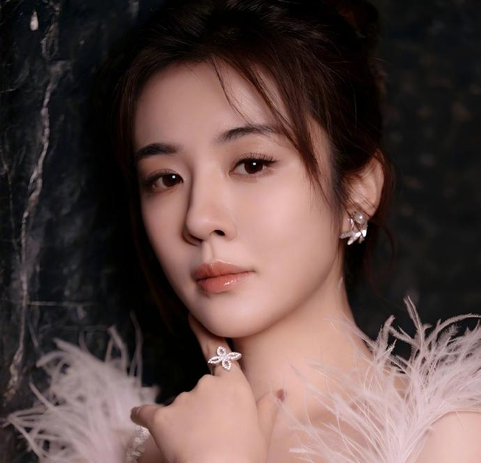 王晓晨：演技派女星，商业合作新篇章，电话13924088358